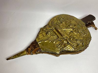 Большое старинное Меха для раздувания огня в камине с сюжетным декором из латуни. Меха в 