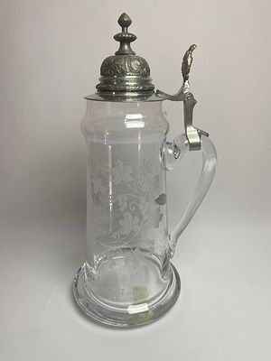 Большая стеклянная пивная кружка с рисунком ручной работы и изящной оловянной крышкой. 