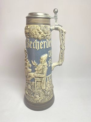 Большая пивная кружка ручной работы с отличным рельефом и оловянной крышкой. Производство 