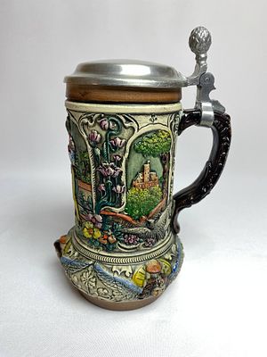 Пивная кружка ручной работы расписанная вручную с необычным рельефом и оловянной крышкой. 