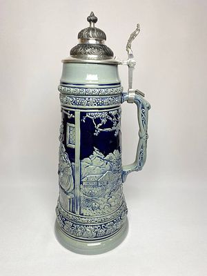 Большая пивная кружка ручной работы отличается чётким рельефом и изящной оловянной крышкой. 