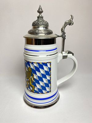 Большая фарфоровая пивная кружка с оловянной крышкой. Производство Германия. Кружка в отличной 