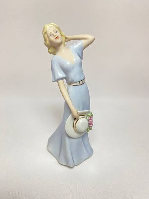 Статуэтка фарфоровая "Девушка со шляпкой" Royal Dux Чехословакия. 
Фарфоровая статуэтка в 