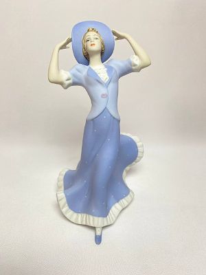 Антикварная статуэтка из бисквитного фарфора, производство Чехословакия мануфактура Royal Dux 