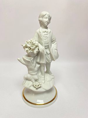 Статуэтка из бисквитного белоснежного фарфора Мальчика с цветами. Производство Италия 
