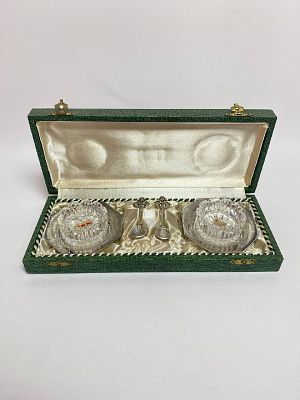 Пара хрустальных солонок с ложечками на подставке и в родной кофре. Производство Франция 