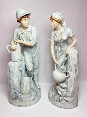 Антикварные высокие парные фарфоровые скульптуры, изображающих парня и девушку набирающих воду 