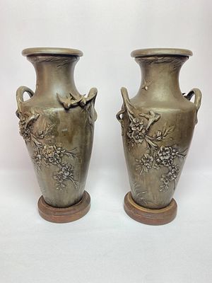 Пара тяжёлых изящных ваз изготовленных в стиле Арт Нуво с авторской подписью. Производство 