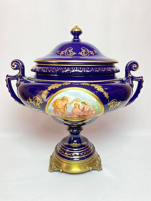 Большая кобальтовая ваза с крышкой которую можно использовать как конфетница, фруктовница и др. 