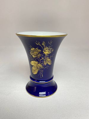 Маленькая кобальтовая ваза с позолотой ручной работы производство Германия. Время изготовления 