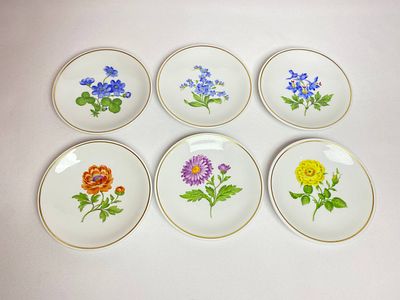 Полный набор оригинальных настенных фарфоровых тарелочек с изображением цветов ручной работы 