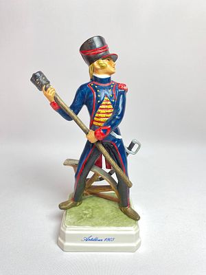 Фарфоровая статуэтка изображающая солдата, офицера производство Германия мануфактура Goebel. 