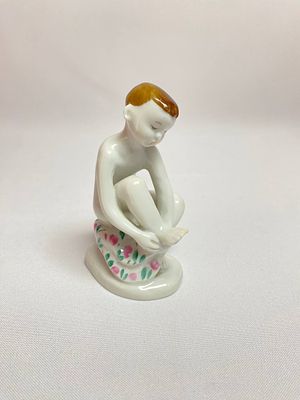 Фарфоровая статуэтка "Мальчик с полотенцем" производство СССР завод ЛФЗ клеймо высший сорт. 