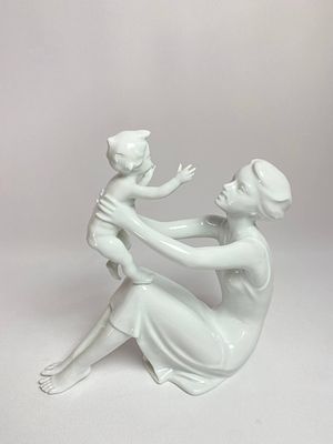Фарфоровая статуэтка &laquo;Мать и дитя&raquo; немецкой мануфактуры Kaiser серия Материнство. 
Скульптор G. 