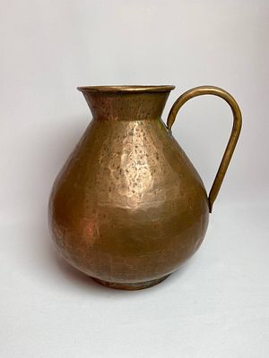 Старинный медный толстостенный округлый (пузатый) интерьерный кувшин ручной работы. 