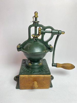 Чугунная старинная тяжёлая кофемолка с регулятором величины помола и совочком внутри 