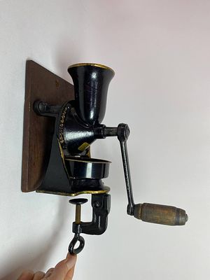 Антикварная тяжёлая чугунная кофемолка с регулятором величины помола которую можно прикручивать 