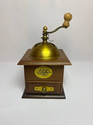 Винтажная ручная кофемолка в деревянном корпусе с регулятором величины помола, полностью в 