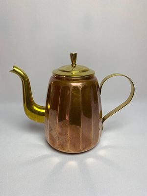 Медный рифленый кофейник с латунным носиком и ручкой. Производство Германия, середина прошлого 