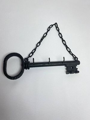 Металлическая кованная ключница на цепи стилизованная под ключ производство Германия. Время 