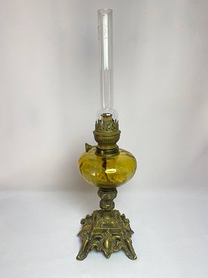 Антикварная керосиновая лампа 19 века с тяжёлым литым бронзовым постаментом, производство 