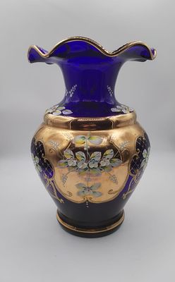 ваза изготовлена из кобальтового стекла с нанесением жирной позолоты и лепнины. Вазу изготовили 