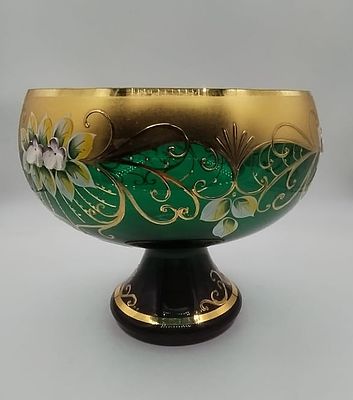 ваза изготовлена из зелёного стекла с нанесением жирной позолоты и лепнины. Вазу изготовили в 