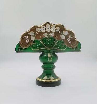 салфетница изготовлена из зелёного стекла с нанесением жирной позолоты и лепнины. салфетницу 