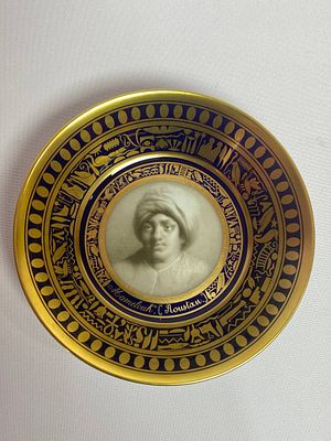 Уникальное коллекционное блюдце Бренда: Bernardaud, коллекция Historic Cups. 
Оригинал 