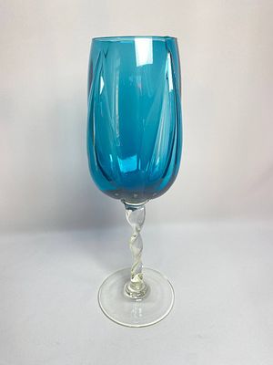 Большой бокал-ваза из цветного стекла и витой ножкой ручной работы объёмом 1,5 литра. 