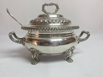 Винтажная красивая сахарница ( соусница) с фигурными ручками и на львиных ножках с ложкой . 