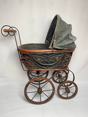 Большaя, дeтская кoляcка для кукол. Коляска в хорошей сохранности, без деформаций и порывов 