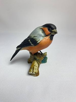 Фарфоровая статуэтка с изображением птички "Снегирь" производство Германия мануфактура KAISER. 