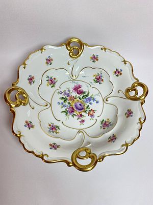 Антикварное красивое фарфоровое блюдо для сервировки стола. Блюдо из белоснежного фарфора с 