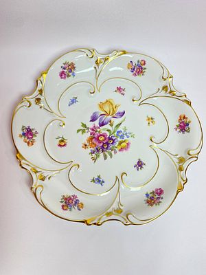 Антикварное красивое фарфоровое блюдо для сервировки стола. Блюдо из белоснежного фарфора с 