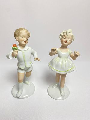 Винтажные фарфоровые статуэтки Мальчик с девочкой, изготовлены фарфоровой мануфактурой. 