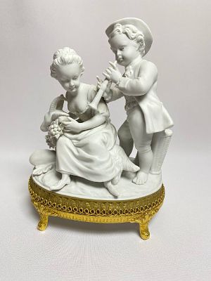 Изящная композиционная фарфоровая статуэтка из бисквитного фарфоровая с бронзовым основанием 