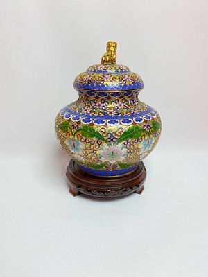 Яркая красивая чайница или имбирница с крышкой на деревянной подставке для хранения чая идр. 