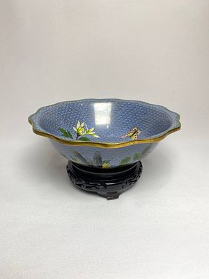 Изящная тяжёлая фруктовница на подставке выполнена в сложной технике клуазоне (перегородчатая 