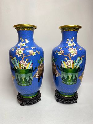 Пара больших тяжёлых ваз выполненных в сложной технике клуазоне ручной работы с замысловатым 