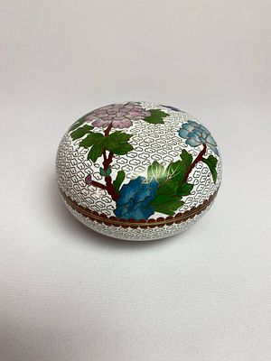 Красивая стильная шкатулка выполнена в сложной технике клуазоне (Перегородчатая эмаль) 