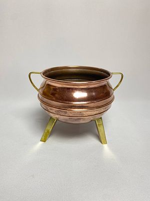Медное кашпо с латунными ножками и латунными ручками производство Швеция. Время изготовления 