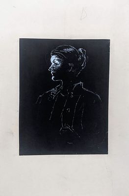 Неизвестный художник. Портрет молодой женщины. Тонированная бумага, белила. 15,5Х12,2 см. 