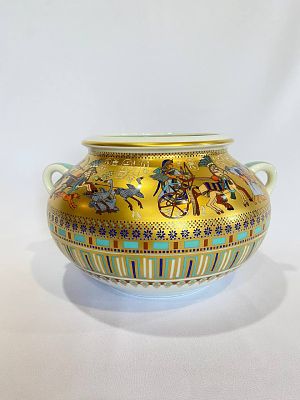 Яркая ваза кашпо интересной формы с 24 карата позолоты и росписью на Египетскую тему, мотивы из 