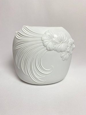 Белоснежная фарфоровая ваза для цветов с чётким рельефом из бисквитного фарфора. Производство 