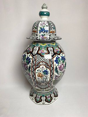 Старинная ваза с крышкой Soci&eacute;t&eacute; C&eacute;ramique Голландия 
Большая керамическая ваза с крышкой в 