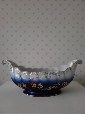 Ладья фарфоровая Румыния винтаж. Большая фарфоровая ладья с цветочным орнаментом. 
Кобальт 