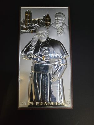 Плакетка в серебре на дереве 
Папа Франческо 
Италия. Серебро 925 пробы 
