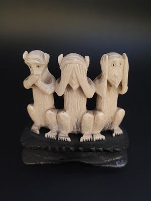 Статуэтка Три обезьяны. Три фигурки из слоновой кости, три обезьянки "Ничего не вижу, ничего не 