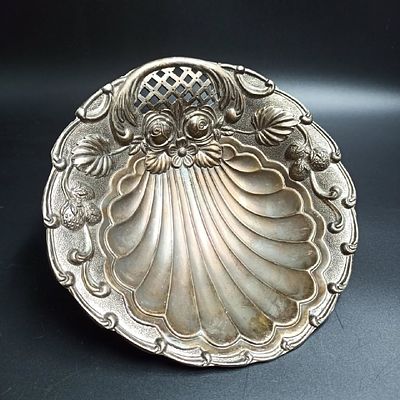 Конфетница/фруктовница на ножках. Конфетница/ фруктовница на ножках 
Металл, литье. 
Размер 20*7 